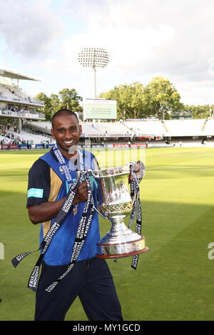 Hampshire Kapitän hält die Trophäe, während auf dem Schoß der Ehre während der Freunde Provident Trophäe Finale zwischen Hampshire und Sussex an den Lords am 25. Juli in London, England. Stockfoto