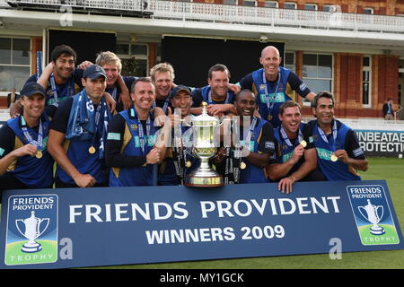 Hampshire Gewinner halten Trophäe für Bilder, die während der Friends Provident Trophäe Finale zwischen Hampshire und Sussex an den Lords am 25. Juli in London, England. Stockfoto