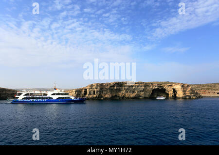 Höhlen an der Küste der Insel Comino, Malta Stockfoto