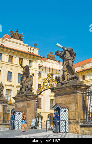 Schloss Tore, Hradcanske Namesti, Hradschin, Prag, Tschechische Republik Stockfoto