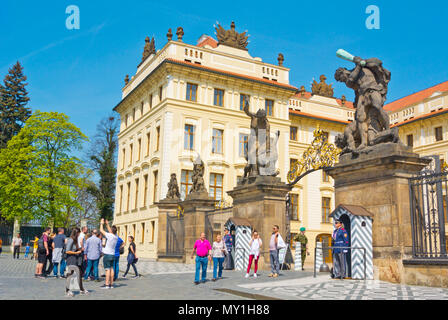 Schloss Tore, Hradcanske Namesti, Hradschin, Prag, Tschechische Republik Stockfoto