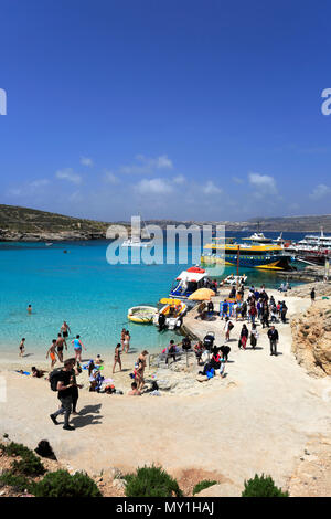 Sommer Blick über die Blaue Lagune, einem der besten Strände in Malta, auf der Insel Comino. Stockfoto