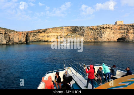 Touristische Bootsfahrt entlang der Höhlen und an der Küste der Insel Comino, Malta Stockfoto