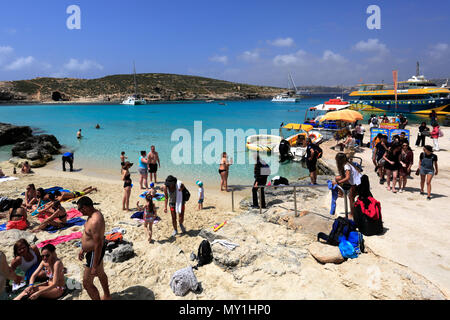 Sommer Blick über die Blaue Lagune, einem der besten Strände in Malta, auf der Insel Comino. Stockfoto