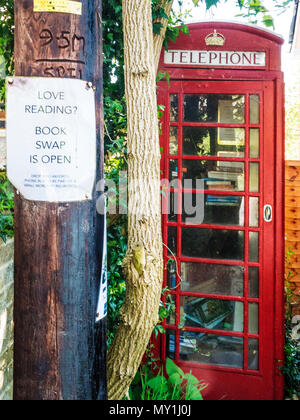 Eine alte rote Telefonzelle verwendet als Buch swap Lage in einem Wiltshire Dorf. Stockfoto