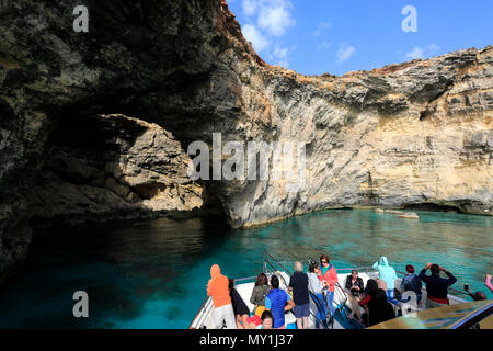 Touristische Bootsfahrt entlang der Höhlen und an der Küste der Insel Comino, Malta Stockfoto