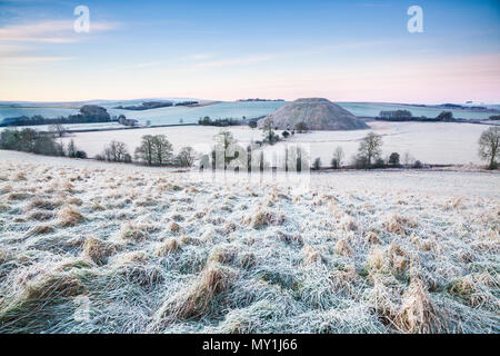 Ein Frostiger Morgen am Silbury Hill in Wiltshire. Stockfoto