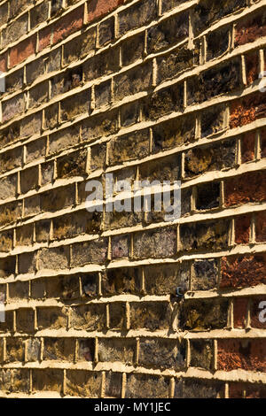 Ein Ziegelstein Ende der Terrasse Wand, hat erneut von einem Bauunternehmer, vermutlich in die Arbeit mit einem zeigenden Kelle getan. (99) Stockfoto