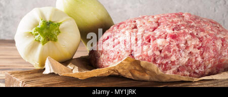Mixe von Hackfleisch Hackfleisch/Faschiertes Rind- und Schweinefleisch festgelegt für das Kochen Grill Steaks kebabs Würstchen gebraten auf Feuer essen Gemüse junge Zucchini und Olivenöl Stockfoto