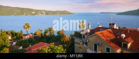 Meerblick der Stadt Herzeg Novi mit Festung Kanli kula. Montenegro. Unter Ziegeldächern der schönen authentischen Altstadt mit engen Gassen Stockfoto