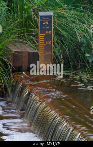 Wasserwirtschaft: Eine kleine Wehr und ein Meter in einer niederländischen Fluss Stockfoto