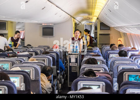 Innere, Innen, Air China, Flug, Fluggesellschaft, Stewardess, Flug, Kabine, crew, Dienst, Service, Getränke, Lebensmittel, auf, Flug, ab, Peking, Asien, Asiatisch,, London, Europa. Stockfoto