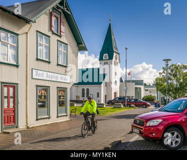 Radfahren in Hafnarfjordur, einem Vorort von Reykjavik, Island Stockfoto