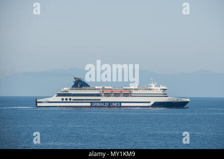 Grimaldi Lines Olbia Express Navigieren in der Nähe der Küste Sardiniens. Stockfoto