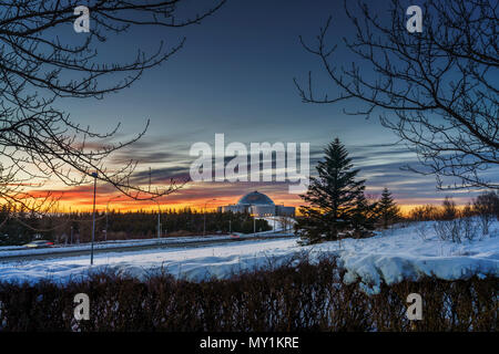 Perlan (die Perle) bei Sonnenuntergang, Winter, Reykjavik, Island Stockfoto