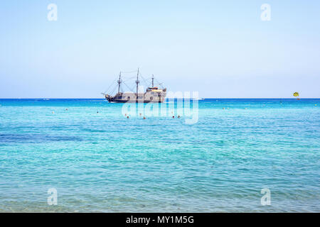 Tageslicht, Aussicht vom beachline, um Leute zu beobachten Pirate Ship Cruising für den Hintergrund. Negative Kopie Platz, Platz für Text. Protaras, Zypern Stockfoto