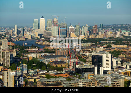 Canary Wharf einschließlich 1 Canada Square auf die Skyline von der Sky Garden, 20 Fenchurch Street, London gesehen Stockfoto