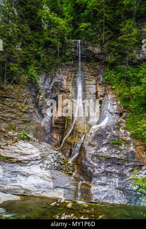 Details von einem versteckten Wasserfall in Karpaten Wald Stockfoto