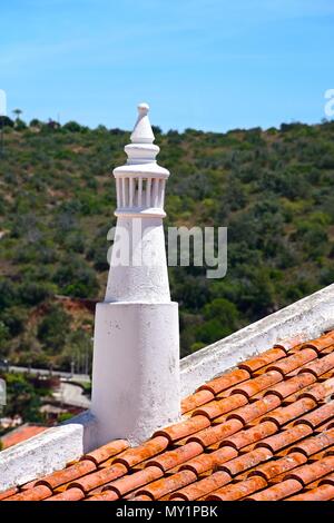 Dekorativer Kamin auf einem traditionellen portugiesischen Gebäude in der Altstadt, Silves, Portugal, Europa. Stockfoto