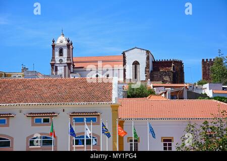 Blick auf die gotische Kathedrale (Igreja da Misericordia) und Glockenturm über die Dächer der Stadt gesehen, Silves, Portugal, Europa. Stockfoto