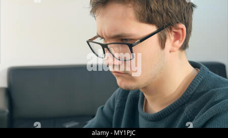 Männliche Kursteilnehmer mit Laptop studieren in der Universitätsbibliothek Stockfoto