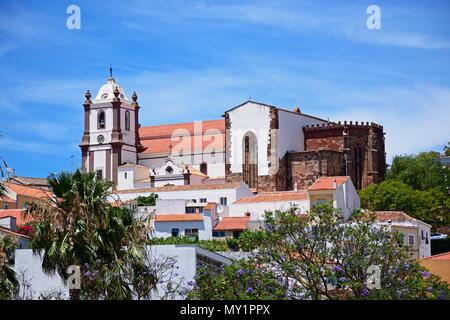 Blick auf die gotische Kathedrale (Igreja da Misericordia) und Glockenturm über die Dächer der Stadt gesehen, Silves, Portugal, Europa. Stockfoto