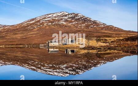 Frühling in einem Bootshaus am Loch unterhalb der Meall eine t-Sithe in den schottischen Highlands Stockfoto