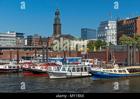 Kirche St. Michaelis und der Hafen Hamburg Deutschland Stockfoto