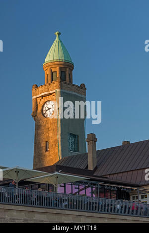 St. Pauli Landungsbrücken Pegelturm Hamburg Deutschland Stockfoto