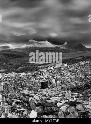 Blick über den Schutt gefüllten Interieur & Eingang von Dun Na Maigh Eisenzeit Broch, Sutherland, Schottland, UK, SSE mit Blick auf die Gipfel des Ben Loyal. Stockfoto