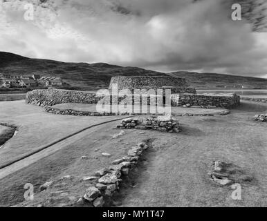 Anzeigen N des Clickhimin Eisenzeit verteidigte Siedlung, Lerwick, Shetland, UK: Zugang Causeway, Umfassungsmauer, Blockhäuser & broch Turm auf einer ehemaligen Insel Stockfoto