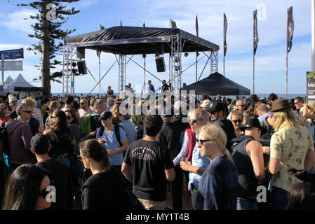 Menschen bei Open live Rock Performance in Sydney, Australien. Menge genießen live Konzert in Australien. Stockfoto