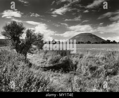 Silbury Hill späten Jungsteinzeit künstlichen Hügel, Avebury, Wiltshire, UK, W suchen im Laufe der winterbourne Stream. Ein Weltkulturerbe. Stockfoto