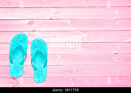 Blue flip flops auf rosa Planken, Sommer Konzept Hintergrund mit Kopie Raum Stockfoto