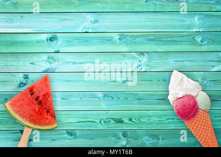 Wassermelone popsicle und Eis auf Blau Planken Hintergrund mit Kopie Raum, Sommer Konzept Stockfoto