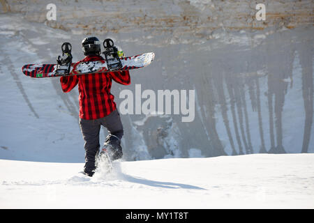 Bild von der Rückseite der Mann mit Snowboard Stockfoto