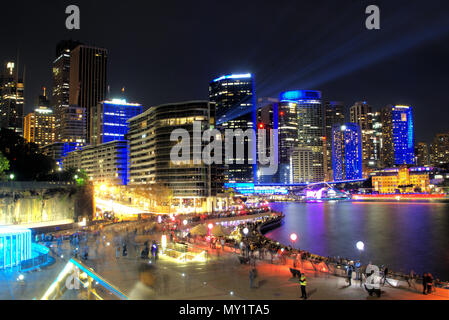 Nacht Bild der Stadtlandschaft von Sydney am Circular Quay oder Hafen in Australien als am 27. Mai 2018. Lange Belichtung Geschossen der Gebäude für die Vivid S beleuchtet Stockfoto