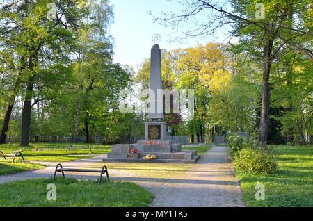 PSZCZYNA, Polen - 22. APRIL 2018: Denkmal auf dem Friedhof der sowjetischen Soldaten in Pszczyna, Polen. Stockfoto