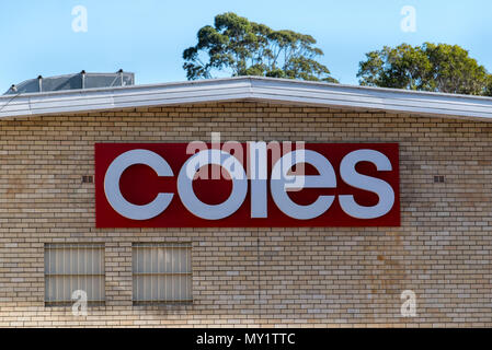 Eine typische große Weiß auf Rot, Coles Supermarkt Zeichen auf der Rückseite eines Gebäudes in Turramurra Stockfoto