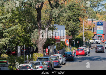 Autos vor einem kleinen Stand alone Coles Supermarkt in Ray Street, turramurra am Ufer des North Sydney in Australien in den 60er Jahren erbaute geparkt Stockfoto