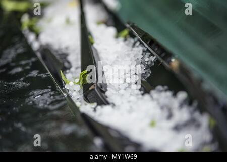 Großer Hagel Eis Kugeln auf dem Auto Motorhaube nach schweren Sommer Sturm Stockfoto