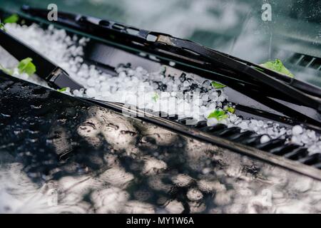 Großer Hagel Eis Kugeln auf dem Auto Motorhaube nach schweren Sommer Sturm Stockfoto