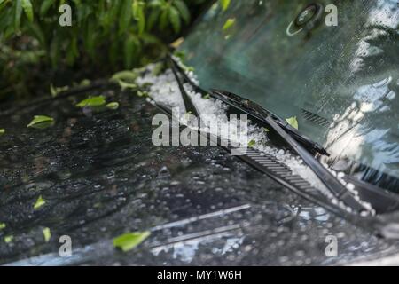 Großer Hagel Eis Kugeln auf dem Auto Motorhaube nach schweren Sommer Sturm Stockfoto