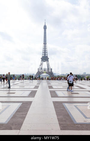 Eiffelturm fotografiert aus dem Trocadéro, Paris, Frankreich, Europa. Stockfoto