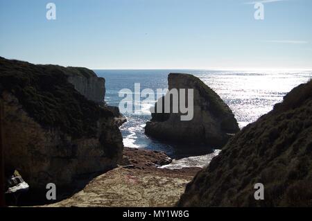 Schönen Küsten, in Kalifornien (USA): Pazifischer Ozean mit Kalkstein Felsen mit Wellen und einer klaren blauem Himmel ohne Wolken Stockfoto