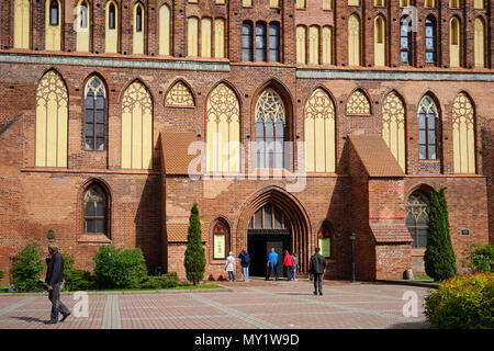 Kaliningrad, Russland - 18. Mai 2016: Der Eingang zur Kathedrale von Kaliningrad mit Walking Menschen. Stockfoto