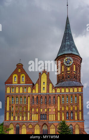 Kaliningrad, Russland - 18. Mai 2016: Das Gebäude ist die Kathedrale von Kaliningrad gegen den Himmel. Stockfoto