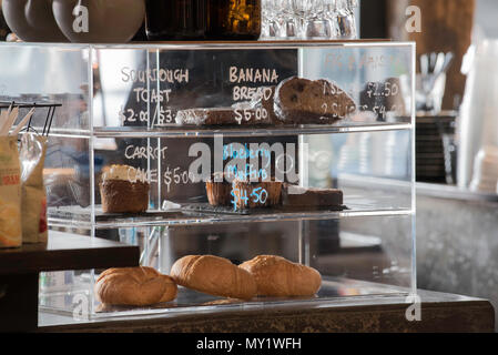 Blueberry Muffins und andere gebackene Lebensmittel für den Verkauf in einem Café in Sydney, Australien Stockfoto