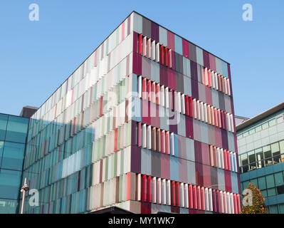 Mailand Italien Oktober 13, 2017 moderne Fassade eines hellen und farbenfrohen Bürogebäude in Mailand, Italien im blauen Himmel Hintergrund, schöne und bunte windo Stockfoto