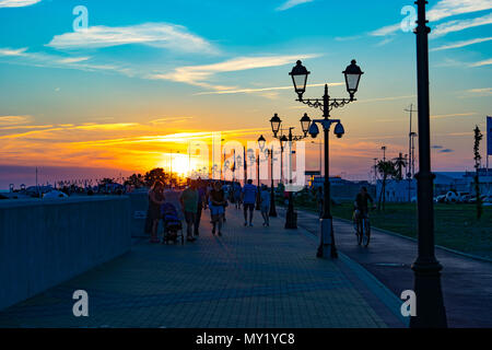 Die Küste des südlichen tropischen Stadt auf dem Hintergrund einer schönen hellen Sonnenuntergang im Sommer. Stockfoto